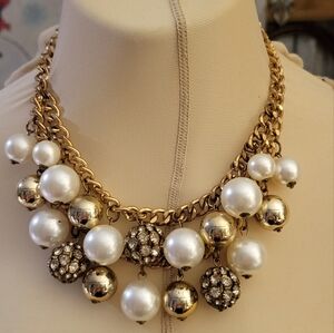 Gold and Pearl Reminds Me Of The CAROLINE NECKLACE FROM "2 BROKE GIRLS"